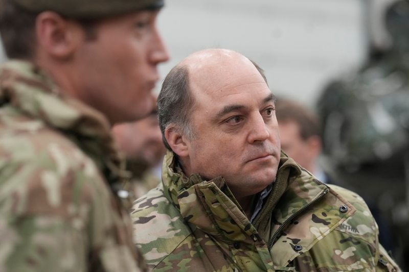 &copy; Reuters. وزير الدفاع البريطاني بن والاس يلتقي بالقوات البريطانية في قاعدة تابا العسكرية في إستونيا يوم الخميس. تصوير: رويترز.