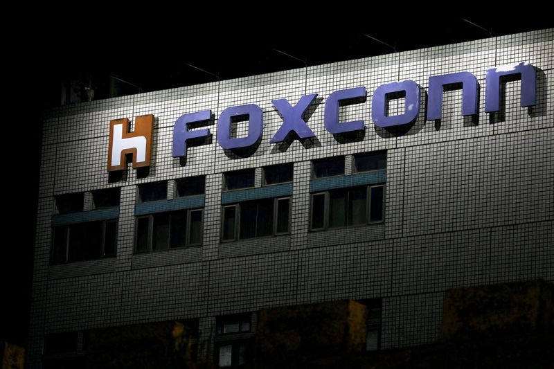 &copy; Reuters. Le logo de Foxconn sur un bâtiment de l'entreprise à Taipei, Taiwan. /Photo prise le 10 novembre 2022/REUTERS/Ann Wang