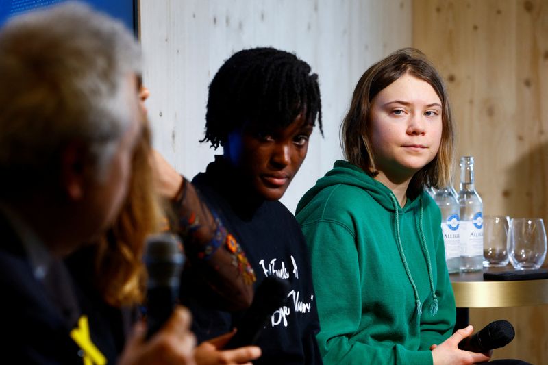 &copy; Reuters. Ativistas do clima Greta Thunberg e Vanessa Nakate no Fórum Econômico Mundial, em Davos
19/01/2023
REUTERS/Arnd Wiegmann