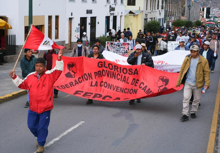 &copy; Reuters. Un hombre sostiene una bandera peruana mientras participa en una manifestación antes de dirigirse a Lima para reunirse con manifestantes de todo el país para la marcha de la "Toma de Lima", pidiendo la renuncia de la presidenta de Perú, Dina Boluarte, 