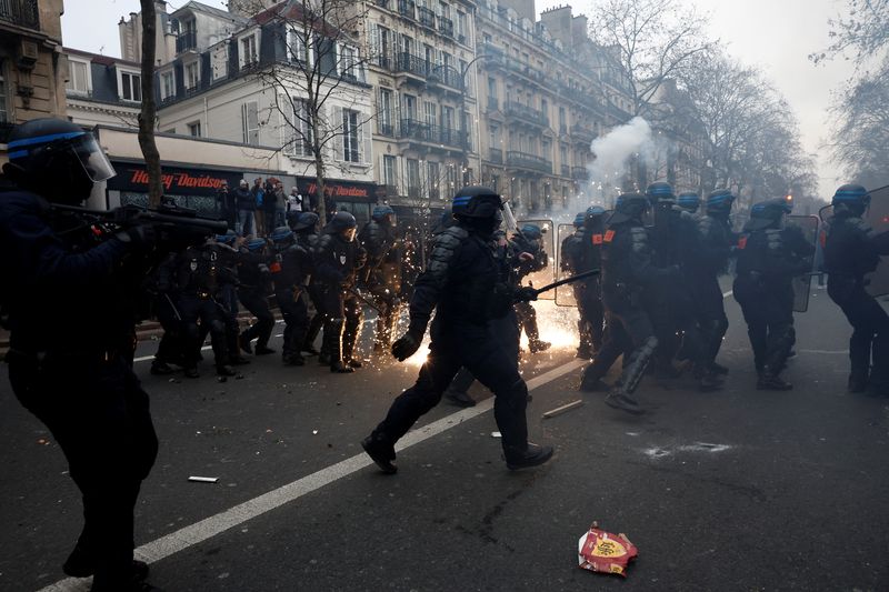 © Reuters. French CRS riot police stand on position amid clashes during a demonstration against French government's pension reform plan in Paris as part of a day of national strike and protests in France, January 19, 2023.   REUTERS/Benoit Tessier