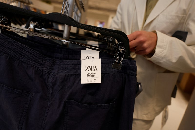 &copy; Reuters. FOTO DE ARCHIVO. Una trabajadora ordena la ropa en una de las tiendas Zara más grandes del mundo, en Madrid, España