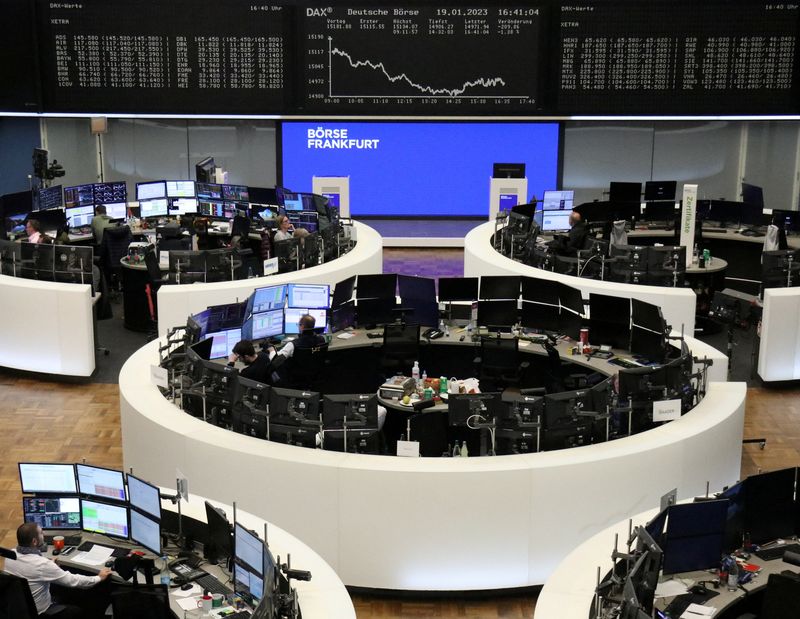 &copy; Reuters. شاشات تعرض بيانات لمؤشر داكس الألماني في بورصة فرانكفورت يوم الخميس. تصوير: رويترز. 