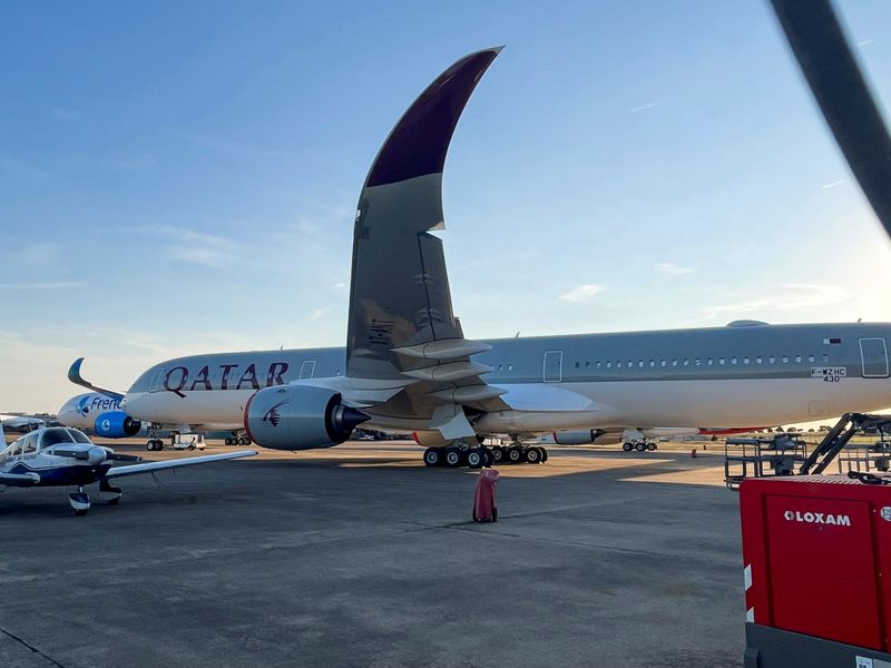 © Reuters. FILE PHOTO: An undelivered Airbus A350 built for Qatar Airways is seen in storage at Chateauroux, France, September 3, 2022 as Airbus and the Gulf carrier remain locked in a contractual and safety dispute. REUTERS/Tim Hepher