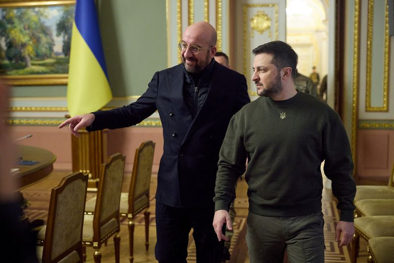 © Reuters. Le président ukrainien Volodymyr Zelenskiy rencontre le président du Conseil européen Charles Michel à Kyiv, en Ukraine. /Photo prise le 19 janvier 2023/REUTERS/Service de presse présidentiel ukrainien