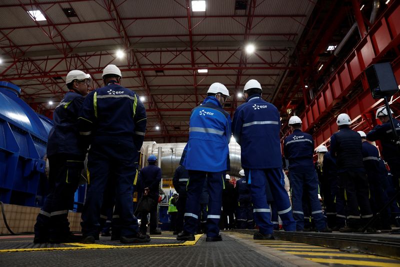 &copy; Reuters. Des salariés d'EDF dans la centrale nucléaire de Petit-Caux, en France. /Photo prise le 9 décembre 2022/REUTERS/Benoit Tessier