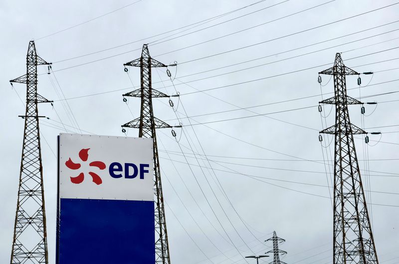 &copy; Reuters. Le logo d'EDF devant des lignes électriques de la centrale nucléaire du Tricastin à Saint-Paul-Trois-Châteaux, France. /Photo prise le 21 novembre 2022/REUTERS/Eric Gaillard