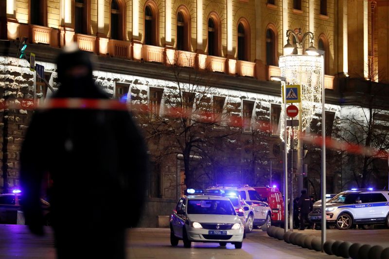 © Reuters. FILE PHOTO: Police cars block a street near the Federal Security Service (FSB) building after a shooting incident, in Moscow, Russia December 19, 2019. REUTERS/Shamil Zhumatov