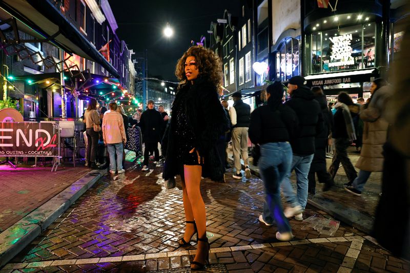 &copy; Reuters. A drag queen Divina é vista perto do espaço "Dress & Dance", em Amsterdã
14/01/2023
REUTERS/Piroschka van de Wouw