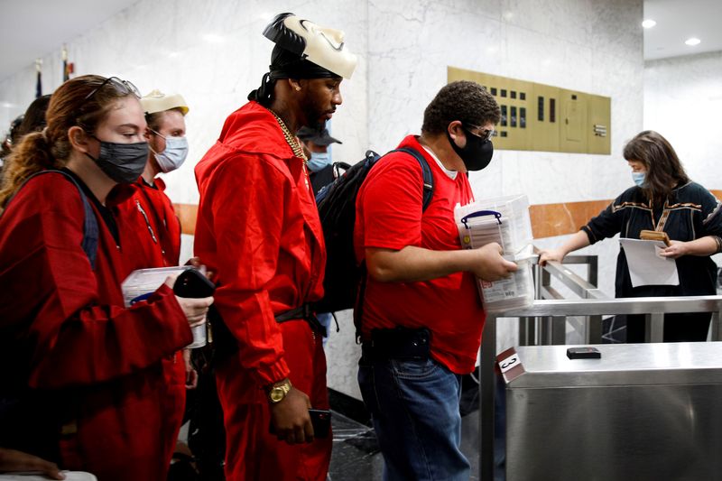 &copy; Reuters. FILE PHOTO: Amazon workers arrive with paperwork to unionize at the NLRB office in Brooklyn, New York, U.S., October 25, 2021. REUTERS/Brendan McDermid