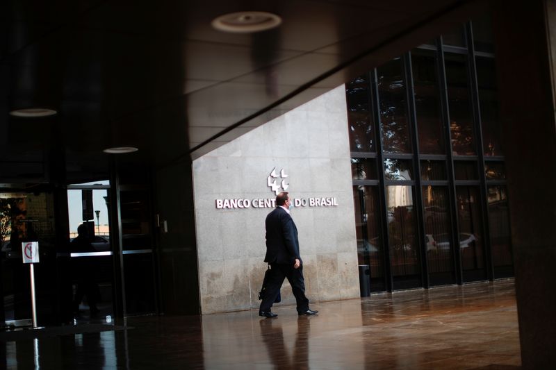 &copy; Reuters. FILE PHOTO: A man walks in front the Central Bank headquarters building in Brasilia, Brazil March 22, 2022. REUTERS/Adriano Machado