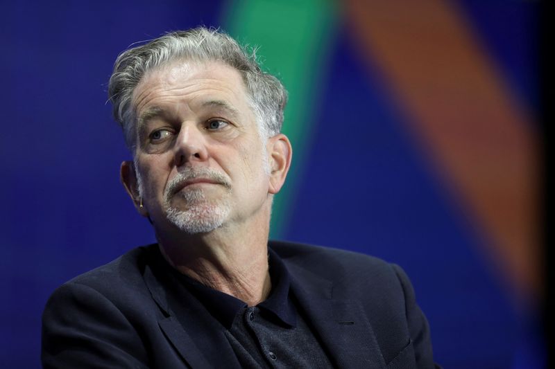 © Reuters. FILE PHOTO: Reed Hastings, Co-CEO, Netflix speaks at the 2021 Milken Institute Global Conference in Beverly Hills, California, U.S. October 18, 2021. REUTERS/David Swanson