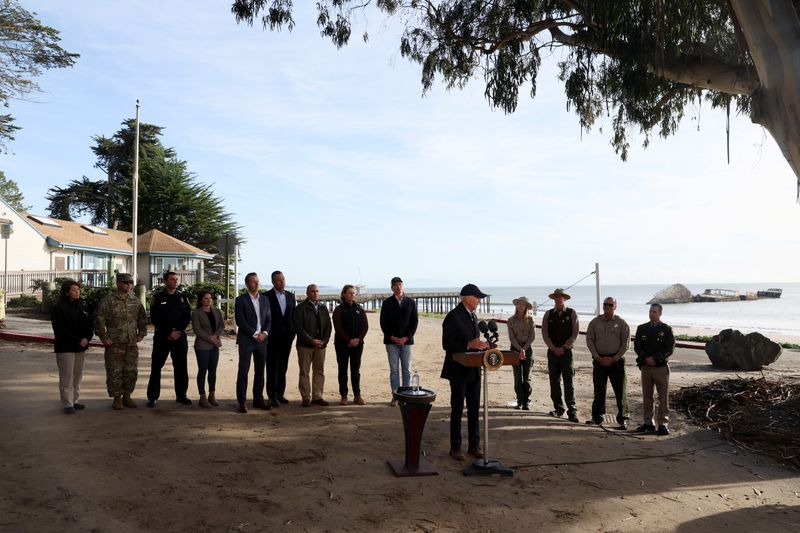 © Reuters. U.S. President Joe Biden delivers remarks as he visits a storm-damaged area in Seacliff State Park,  California, U.S., January 19, 2023. REUTERS/Leah Mills