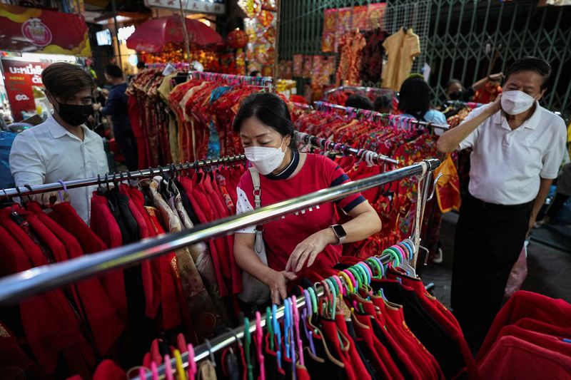 &copy; Reuters. Tourists shop ahead of Lunar New Year celebrations in Bangkok's Chinatown, Thailand, January 19, 2023. REUTERS/Athit Perawongmetha