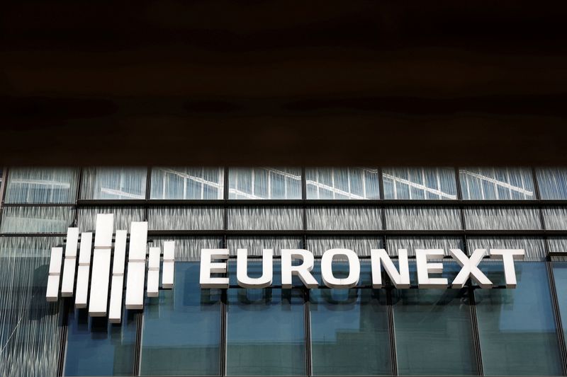 &copy; Reuters. Photo d'archives de la bourse Euronext dans le quartier de La Défense à Paris, France, prise le 30 septembre 2022/REUTERS/Benoit Tessier/