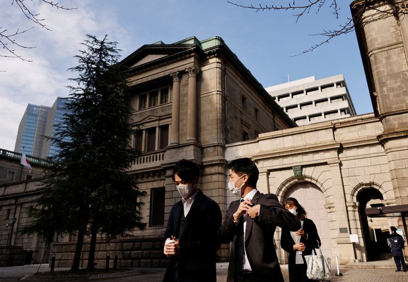 &copy; Reuters. People walk at the headquarters of Bank of Japan in Tokyo, Japan, January 18, 2023.   REUTERS/Issei Kato