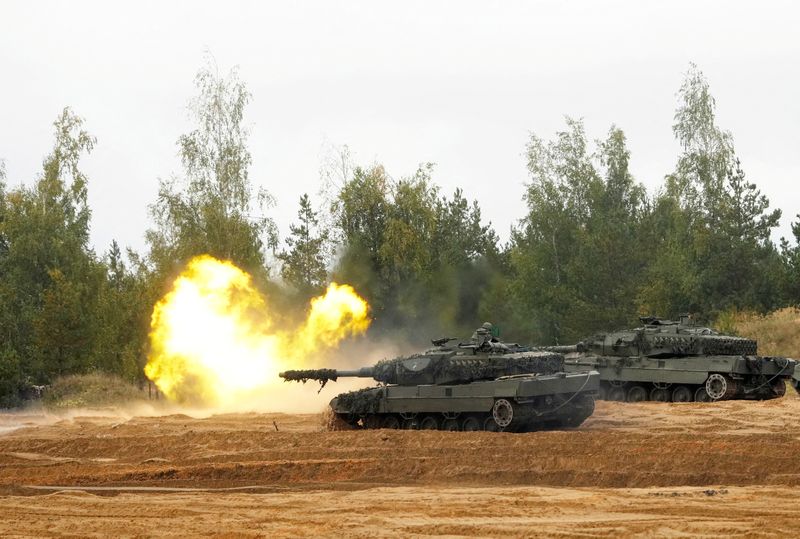 &copy; Reuters. FOTO DE ARCHIVO: Un tanque Leopard 2 del ejército español que forma parte de la Presencia Avanzada Reforzada de la OTAN dispara durante la fase final del simulacro militar Flecha de Plata 2022 en el campo de entrenamiento militar de Adazi, Letonia, el 2