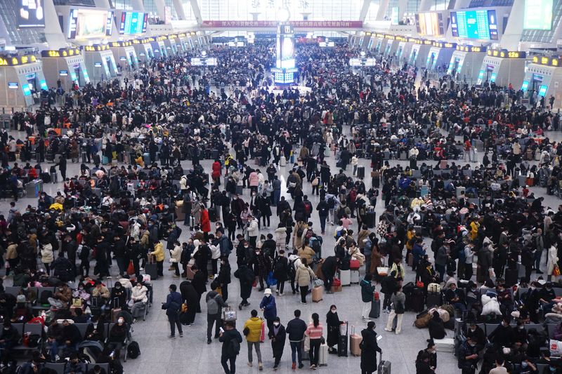 © Reuters. FILE PHOTO: Travellers wait for their trains at Hangzhou East railway station during the Spring Festival travel rush ahead of the Chinese Lunar New Year, in Hangzhou, Zhejiang province, China January 20, 2023. China Daily via REUTERS 