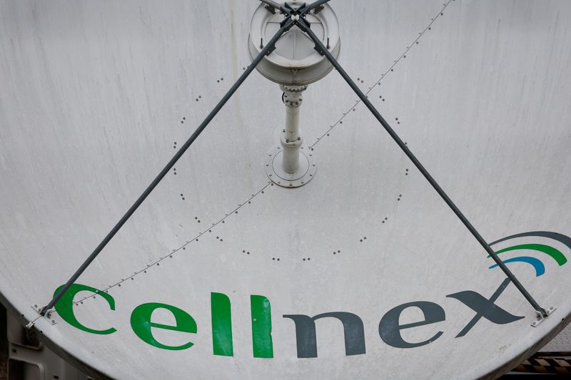 &copy; Reuters. Il logo Cellnex su una parabola a Madrid, in Spagna. REUTERS/Susana Vera