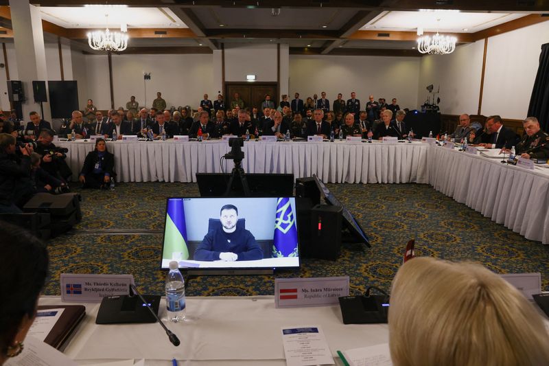 &copy; Reuters. Vidéoconférence avec le président ukrainien Volodimir Zelensky lors la réunion du groupe de contact sur la défense de l'Ukraine sur la base militaire de Ramstein, en Allemagne. /Photo prise le 20 janvier 2023/REUTERS/Wolfgang Rattay
