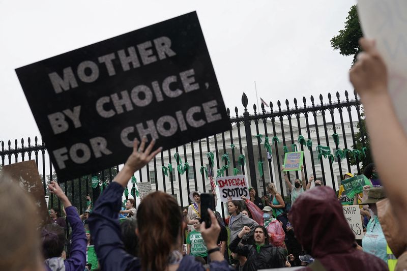 &copy; Reuters. FILE PHOTO: Women's March activists hold signs outside the White House in the wake of the U.S. Supreme Court's decision to overturn the landmark Roe v Wade abortion decision in Washington, D.C., U.S., July 9, 2022. REUTERS/Joshua Roberts
