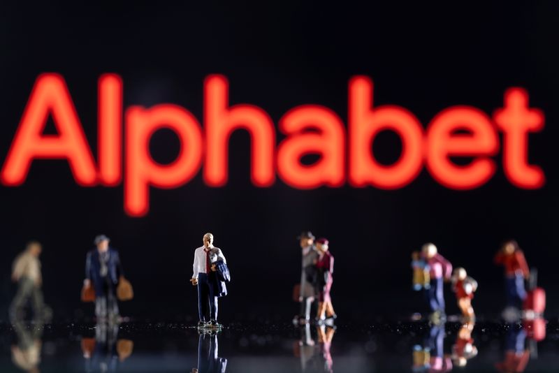 &copy; Reuters. Photo d'illustration de figurines exposées devant le logo d'Alphabet, prise le 11 février 2022/REUTERS/Dado Ruvic