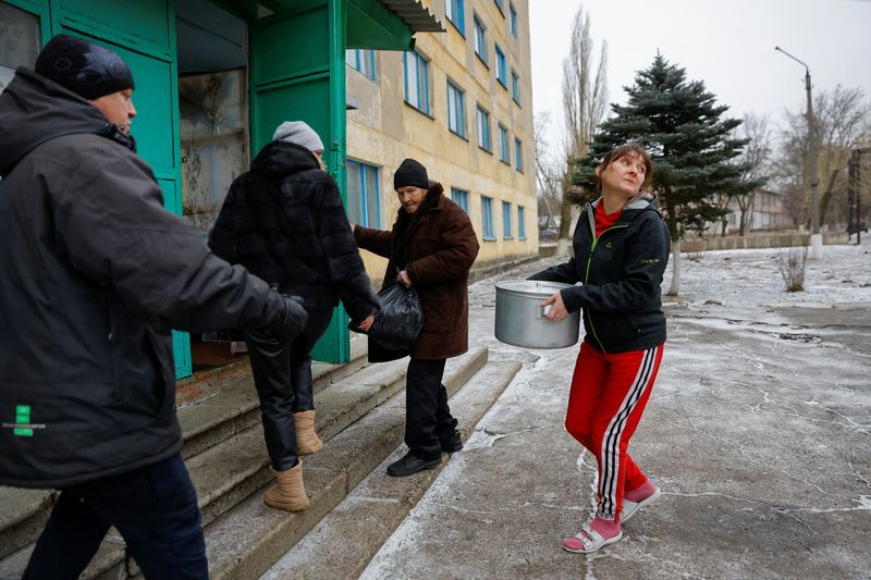 &copy; Reuters. FILE PHOTO: People, including civilians evacuated from the salt-mining town of Soledar in the course of Russia-Ukraine conflict, enter a temporary accommodation centre located in a local dormitory in Shakhtarsk (Shakhtyorsk) in the Donetsk Region, Russian