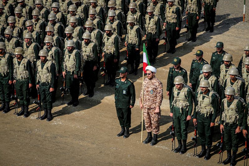 © Reuters. عناصر من الحرس الثوري الإيراني يشاركون في تدريبات عسكرية للقوات البرية التابعة للحرس في إقليم شرق أذربيجان بإيران في 17 أكتوبر تشرين الأول 2022. صورة لرويترز من وكالة أنباء غرب آسيا (وانا) . 