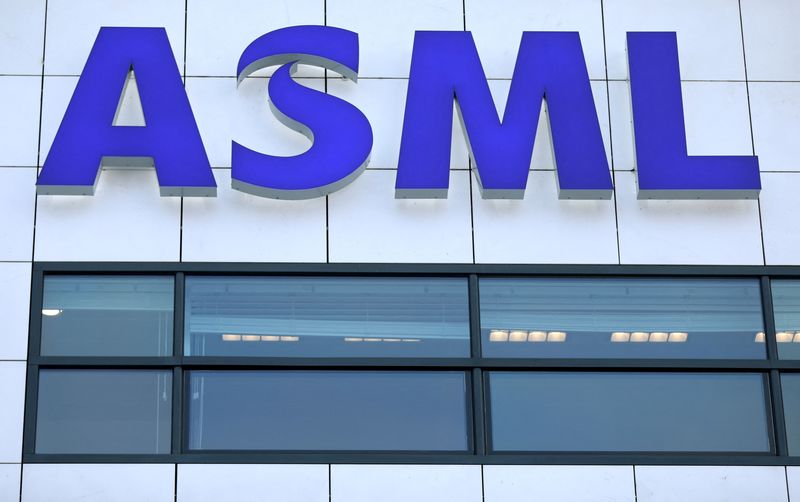 &copy; Reuters. FILE PHOTO: ASML Holding logo is seen at company's headquarters in Eindhoven, Netherlands, Januari 23, 2019. REUTERS/Eva Plevier/File Photo
