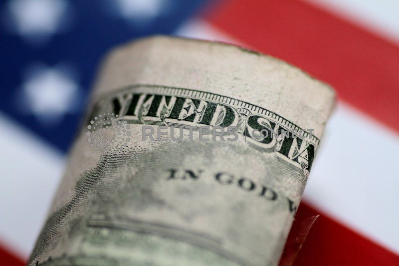Dólar sobe com exterior e cautela doméstica e caminha para alta semanal