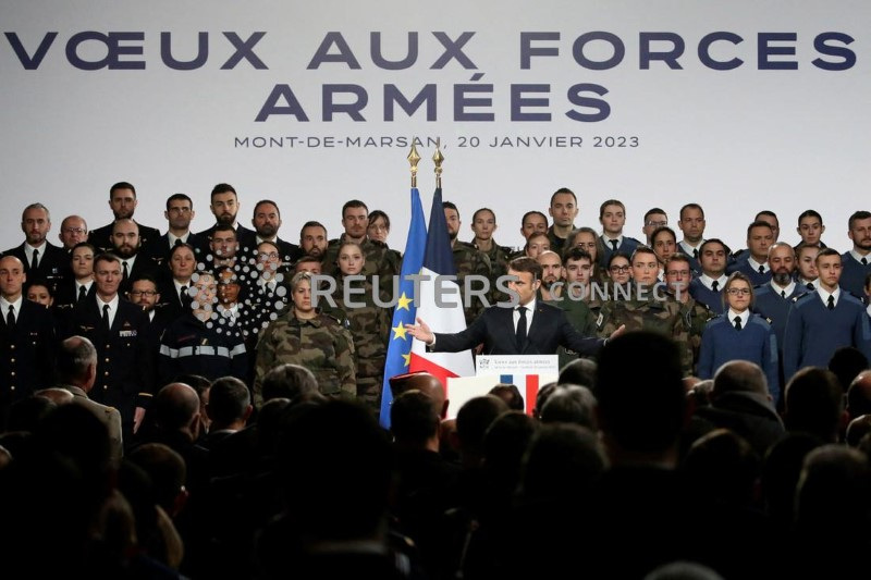 &copy; Reuters. Il presidente francese Emmanuel Macron parla alle forze armate alla base dell'aeronautica di Mont-de-Marsan. 20 gennaio 2023. Bob Edme/Pool via REUTERS