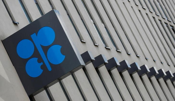&copy; Reuters. Imagen de archivo del logo de la OPEP en su sede en Viena, Austria.