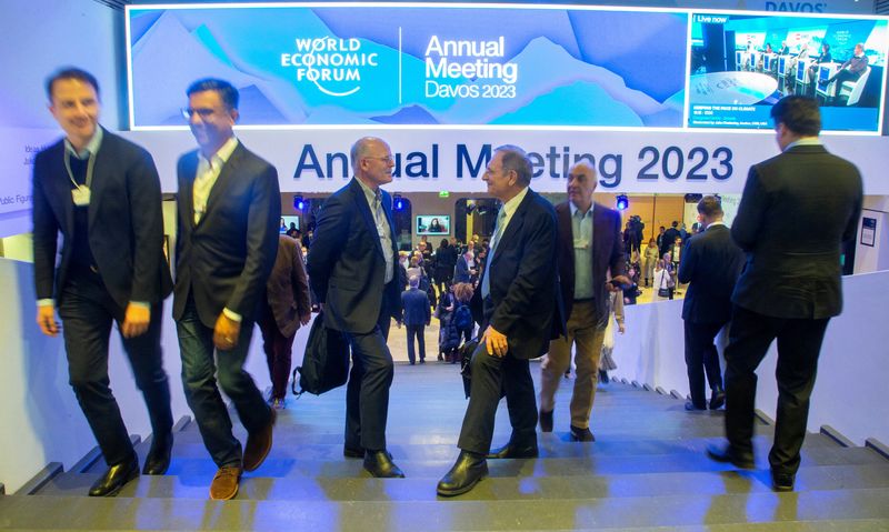 &copy; Reuters. Participants of the World Economic Forum (WEF) 2023 walk in a hall at Davos Congress Centre, in the Alpine resort of Davos, Switzerland, January 18, 2023. REUTERS/Arnd Wiegmann