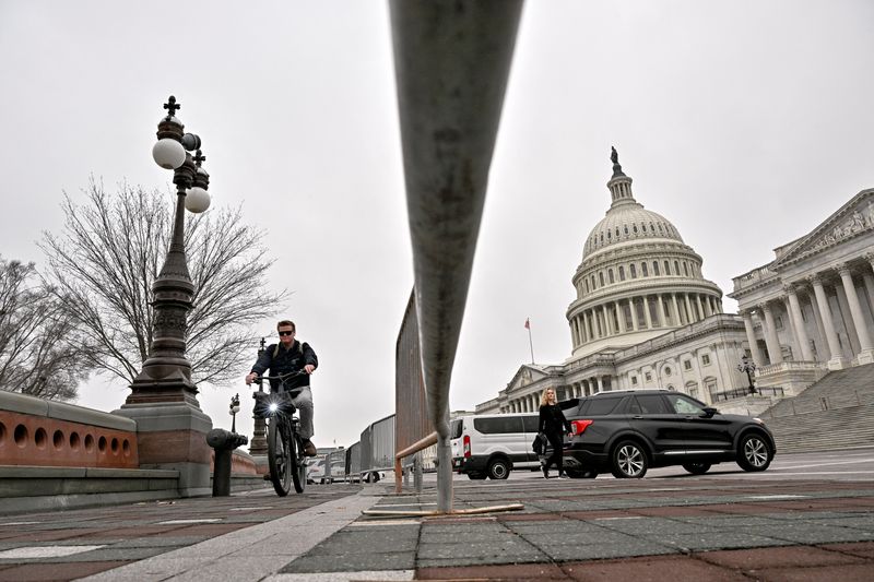 &copy; Reuters. A cyclist passes by the U.S. Capitol building, on the morning of the first day of the 118th Congress in Washington, DC, U.S., January 3, 2023. REUTERS/Jon Cherry