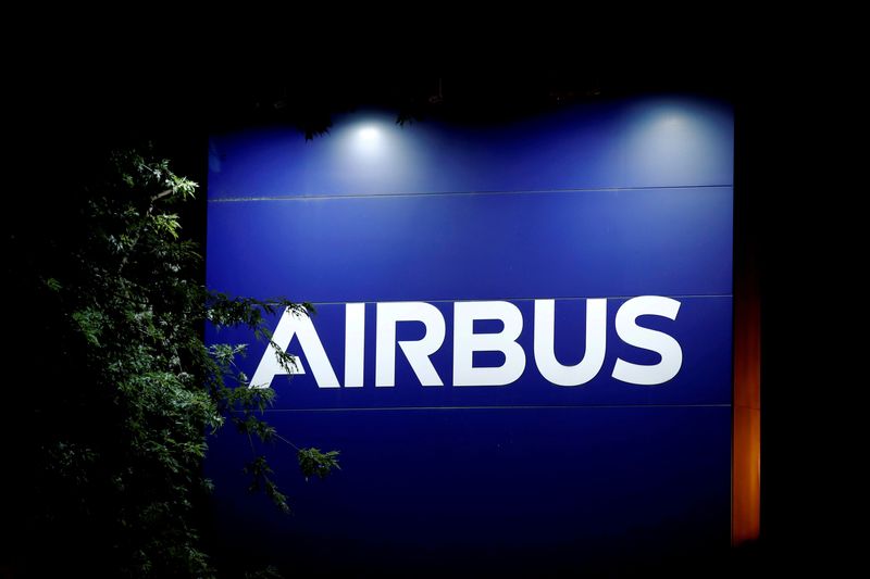&copy; Reuters. Photo d'archives du logo d'Airbus à l'entrée de son usine de Blagnac près de Toulouse, France. /Photo prise le 2 juillet 2020/REUTERS/Benoit Tessier