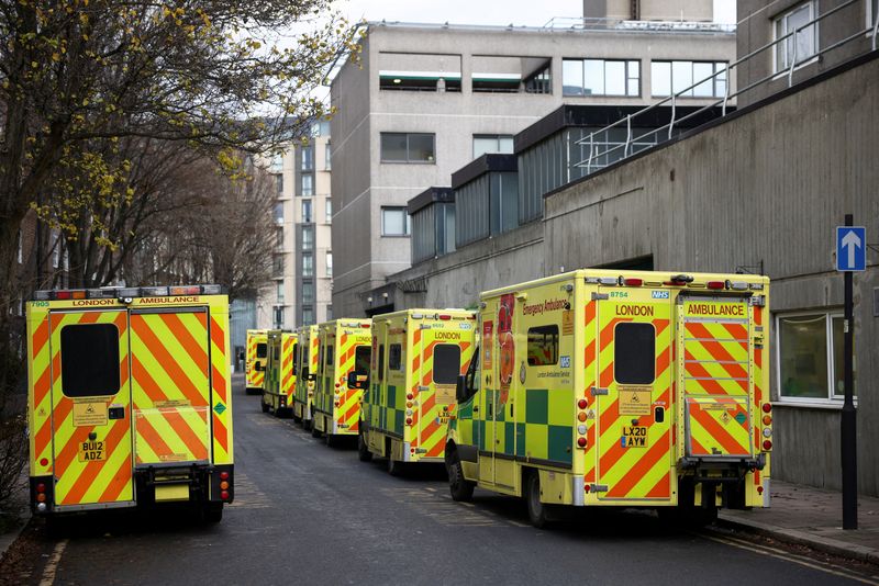 &copy; Reuters. Ambulâncias estacionadas durante greve de trabalhadores em ambulâncias em Londres
21/12/2022 REUTERS/Henry Nicholls