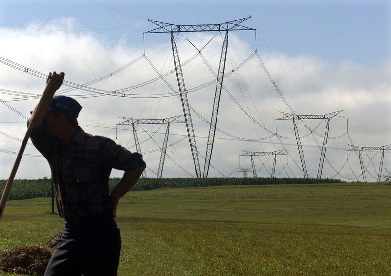 &copy; Reuters. Trabalhador em frente a linhas transmissão de energia
29/05/2001
REUTERS
