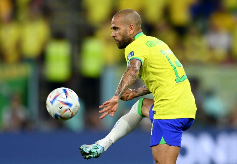 &copy; Reuters. Daniel Alves durante partida da seleção brasileira na Copa do Mundo, em Doha, Catar
05/12/2022
REUTERS/Annegret Hilse