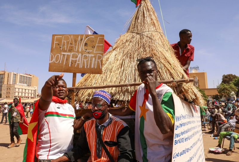 &copy; Reuters. Varias personas durante una manifestación en apoyo del presidente burkinés, el líder golpista Ibrahim Traoré, y para exigir la salida del país del embajador francés, en la Plaza de la Nación de Uagadugú, Burkina Faso, el 20 de enero de 2023.  En l