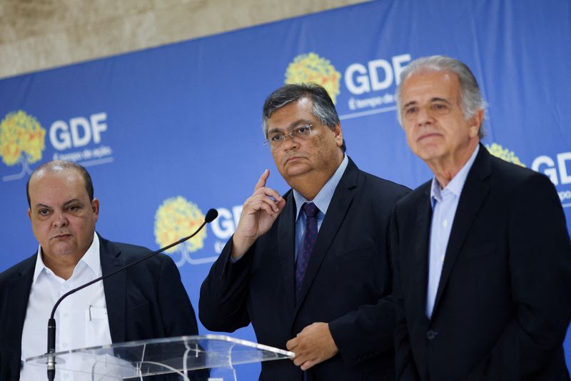 &copy; Reuters. Ibaneis Rocha (à esquerda) e os ministros Flávio Dino (Justiça) e José Múcio Monteiro (Defesa) dão entrevista coletiva
27/12/2022
REUTERS/Adriano Machado