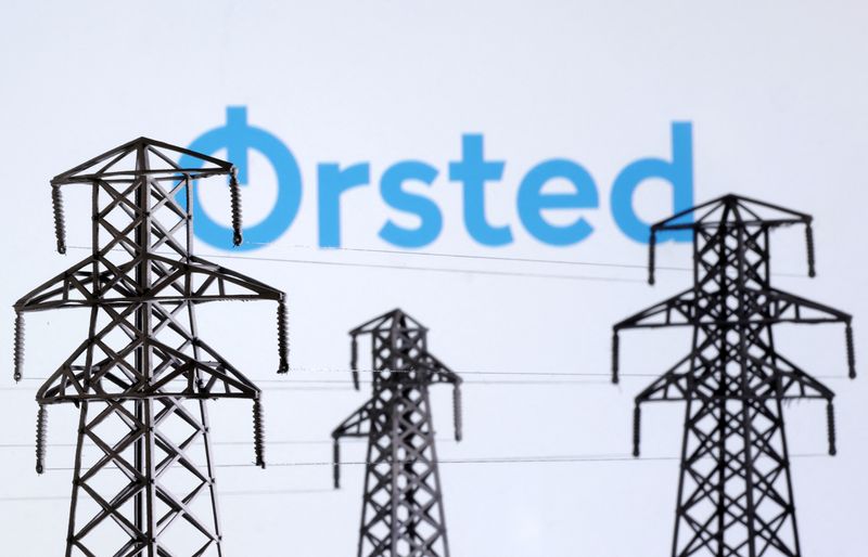 &copy; Reuters. FOTO DE ARCHIVO: Reproducciones en miniatura de torres de tendido eléctrico frente al logotipo de Orsted, en esta imagen de ilustración tomada el 9 de diciembre de 2022. REUTERS/Dado Ruvic