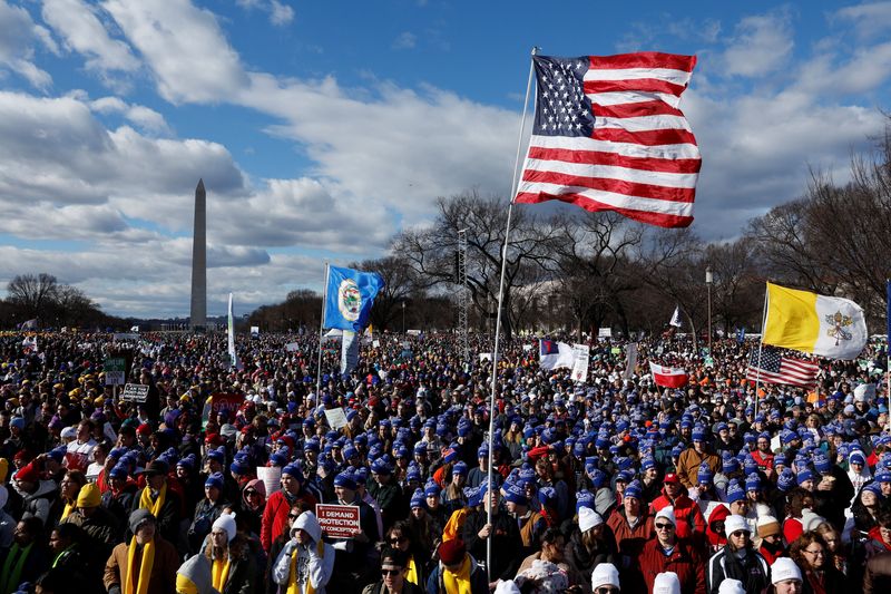 © Reuters. Anti-abortion demonstrators march for the first time since the U.S. Supreme Court overturned the Roe v Wade abortion decision, in Washington, U.S. January 20, 2023. REUTERS/Jonathan Ernst