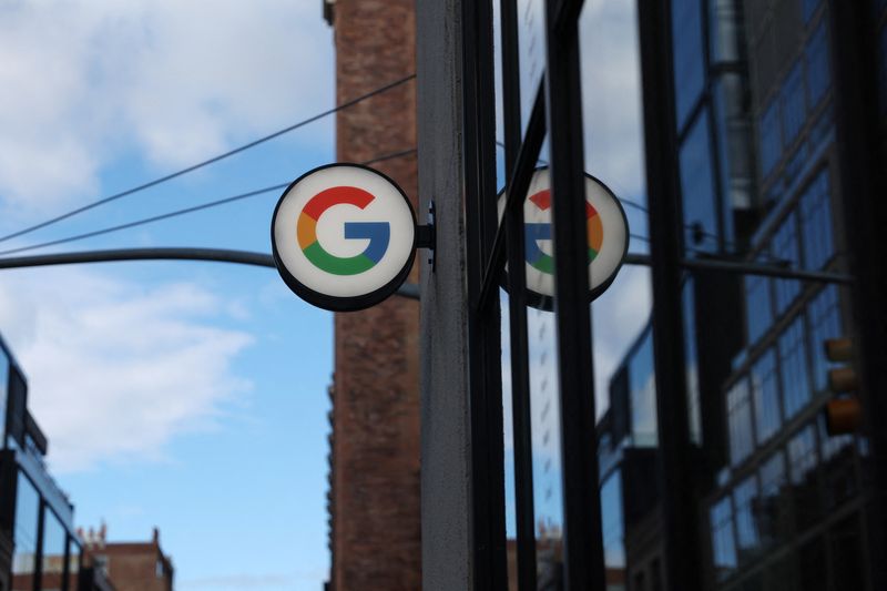 © Reuters. The logo of Google LLC is seen at the Google Store Chelsea in New York City, U.S., January 20, 2023.  REUTERS/Shannon Stapleton