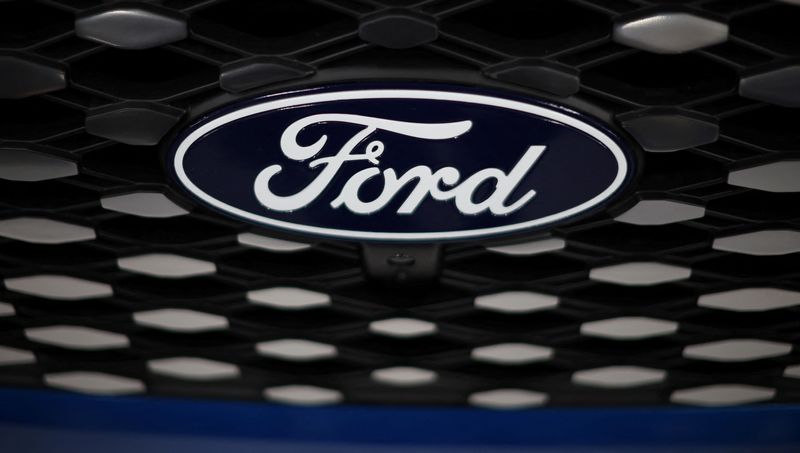 &copy; Reuters. Un logo Ford sur un véhicule concept lors d'un événement de presse à Liverpool, en Grande-Bretagne. /Photo prise le 1er décembre 2022/REUTERS/Phil Noble