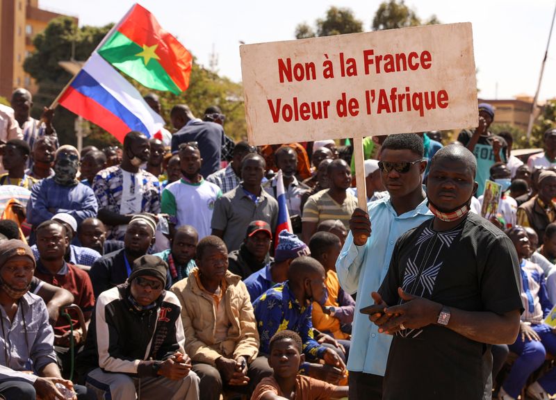 &copy; Reuters. Une personne à Ouagadougou tient une pancarte alors que les gens protestent contre la présence de la France au Burkina Faso. /Photo prise le 20 janvier 2023/REUTERS/Vincent Bado