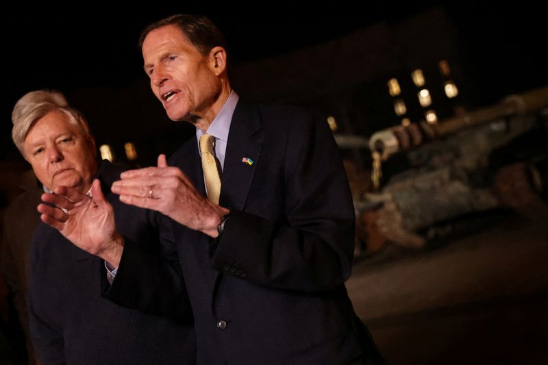 &copy; Reuters. U.S. Senators Lindsey Graham (R-SC) and Richard Blumenthal (D-CT) take part in a news conference next to a tank at an exhibition displaying destroyed Russian military vehicles, amid Russia's invasion of Ukraine, in central in Kyiv, Ukraine January 20, 202