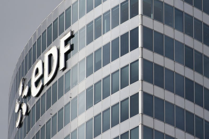 &copy; Reuters. Photo d'archive du logo d'EDF sur un immeuble du quartier de La Défense à Paris. /Photo prise le 29 juillet 2013/REUTERS/Benoit Tessier