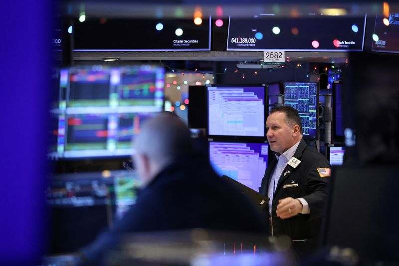 &copy; Reuters. Un trader travaille à la Bourse de New York (NYSE) . /Photo prise le 14 décembre 2022/REUTERS/Andrew Kelly