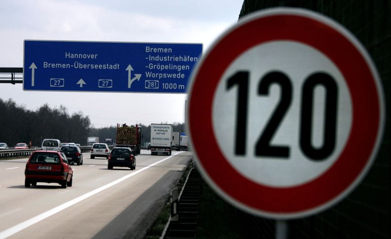 &copy; Reuters. Carros passam por uma placa de limite de velocidade de 120 km/h na Autobahn A27, perto da cidade de Bremen, no norte da Alemanha
10/04/2008
REUTERS/Morris Mac Matzen