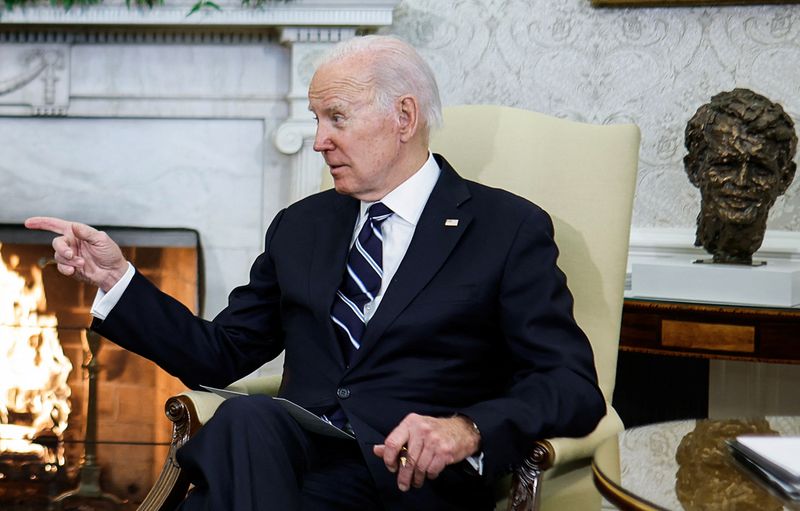 &copy; Reuters. U.S. President Joe Biden speaks with Japan's Prime Minister Fumio Kishida during a bilateral meeting in the Oval Office at the White House in Washington, U.S., January 13, 2023. REUTERS/Jonathan Ernst